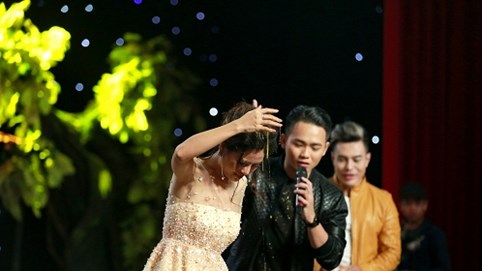 Nam Thư, Hồng Thanh tự đập trứng sống vào đầu