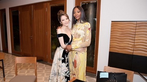 Naomi Campbell - Lý Nhã Kỳ thân thiết tại Cần Thơ