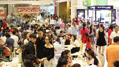 Ngày đầu nghỉ lễ, người Sài Gòn kéo nhau vào trung tâm thương mại