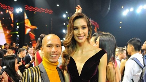 Nghệ sĩ kèn saxophone Minh Tâm Bùi gặp gỡ Hoa hậu Hoàn vũ Thế giới