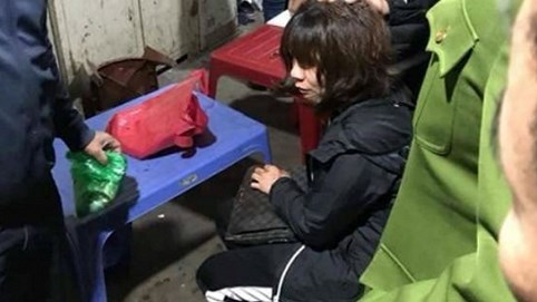 Nghi án tiểu thương chợ Long Biên bị gí súng, cướp hàng chục triệu đồng