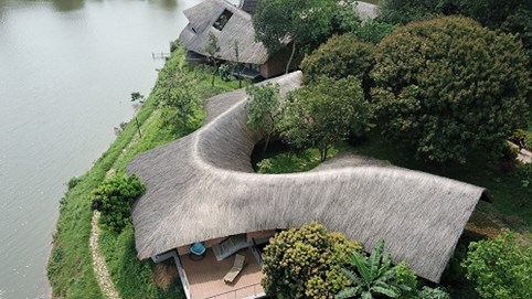 Ngôi nhà mái võng độc đáo bên ven sông ở Hà Nội