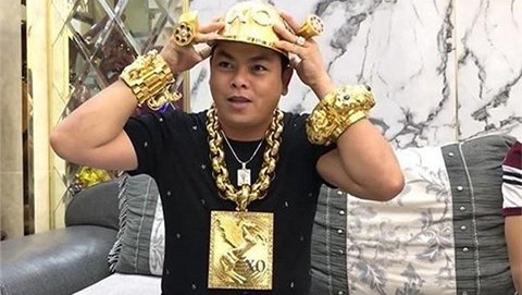 Người đàn ông đeo nhiều vàng nhất Việt Nam bị bắt