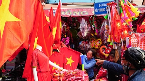 Người Sài Gòn tấp nập đi mua đồ cổ vũ Olympic Việt Nam