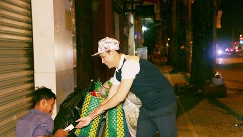 Nguyên Vũ cùng bạn bè phát quà Trung thu cho người vô gia cư