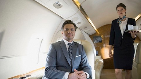 Nhân viên Mỹ phải tốn 100 năm mới kiếm được tiền lương bằng CEO của mình trong 1 năm