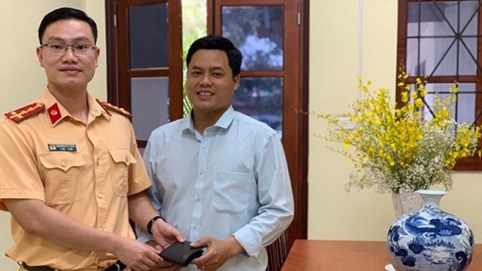 Nhặt được ví tiền, CSGT nhanh chóng tìm người đánh rơi để trả lại