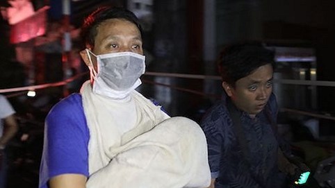 Nhiều người bế trẻ sơ sinh chạy khỏi biển lửa gần Bệnh viện Nhi TW