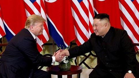 Những khoảnh khắc trong cú bắt tay lịch sử Trump - Kim ở HN