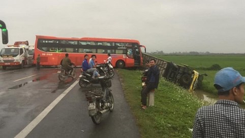 Nóng 24h qua: 4 xe ô tô đâm liên hoàn trên đường dẫn lên cao tốc Ninh Bình - Cầu Giẽ