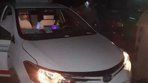 Nóng 24h qua: Bị cướp cứa cổ, tài xế taxi cố đạp ga chạy xe đến nhà dân kêu cứu