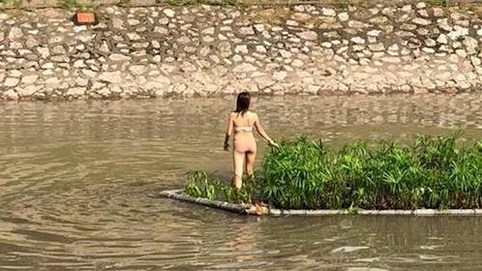 Nóng 24h qua: Cô gái trẻ cởi đồ bơi ra giữa sông Tô Lịch nhảy múa