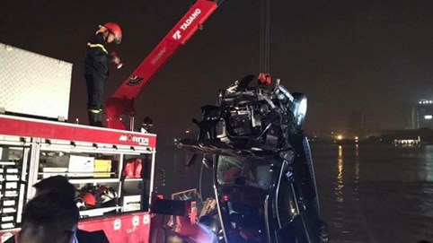 Nóng 24h qua: Dấu hiệu bất thường của xe Mercedes trước khi lao xuống sông Hồng