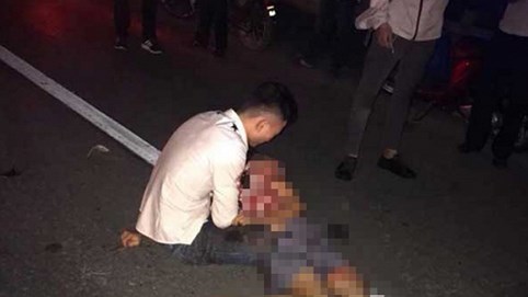 Nóng 24h qua: Đau lòng, chồng ngồi ôm thi thể vợ khóc ngất sau vụ tai nạn liên hoàn