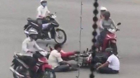 Nóng 24h qua: Hai tài xế ngồi “tâm sự” ngay tại hiện trường va chạm giao thông