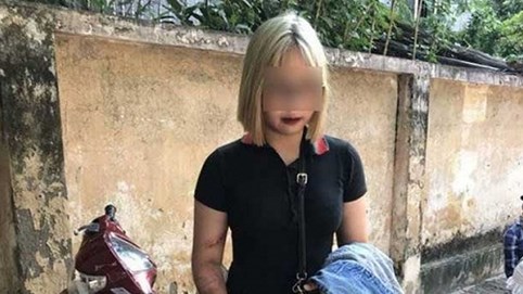 Nóng 24h qua: Hot girl tóc trắng-vàng quay đầu xe, tông gục 2 cảnh sát cơ động