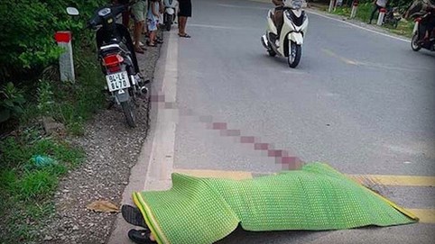 Nóng 24h qua: Nghi vấn người đàn ông cố tình ngã vào bánh xe container để tự tử