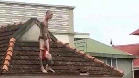 Nóng 24h qua: Ông bố khai lý do xách con trai 1 tuổi lên nóc nhà thả tự do