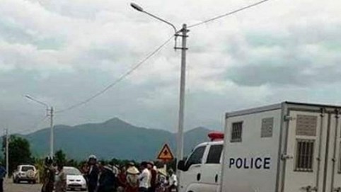 Nóng 24h qua: Va chạm ô tô biển xanh, hai mẹ con đi xe đạp điện tử vong