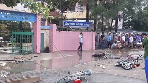 Nóng trong tuần: Bất lực nhìn 6 học sinh bị điện trung thế giật ngay trước cổng trường