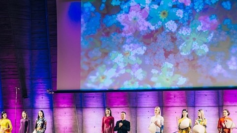 NTK Đỗ Trịnh Hoài Nam tái hiện nỗi nhớ Việt Nam qua tà áo dài tại Paris