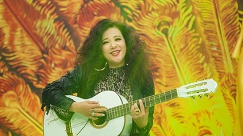 Nữ ca sĩ có thu nhập cao nhất showbiz Việt thập niên 90 tái hiện hình ảnh một thời trên sân khấu