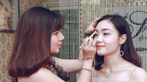 Nữ cử nhân Ngoại Thương: Gác bằng đại học trở thành doanh nhân ngành phun xăm thẩm mỹ