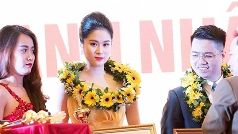 Mỹ nhân 9X Bùi Phương Linh nhận giải thưởng “Doanh nhân trẻ tài năng”