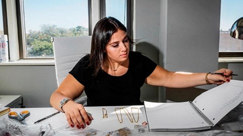 Nữ sinh viên dựng startup trang sức 