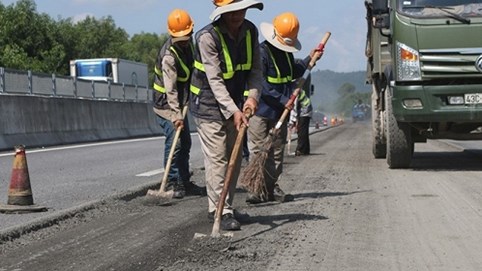 Phải “phun thuốc trừ sâu” vào đường cao tốc