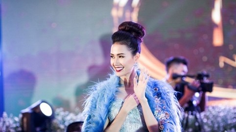 Phan Thị Mơ lộng lẫy với phong cách cổ điển