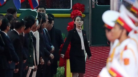 Danh tính em gái Kim Jong Un - người cẩn thận thị sát sân ga Đồng Đăng trước khi anh trai xuống tàu