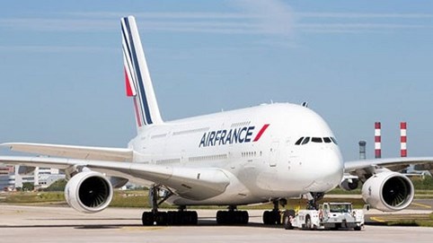 Máy bay Pháp chở hơn 500 hành khách bỗng nổ một động cơ giữa không trung