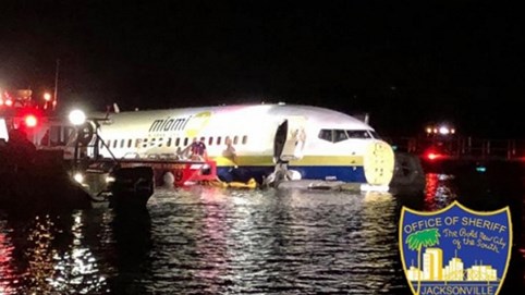 Máy bay chở 142 hành khách từ Cuba sang Mỹ lao xuống sông