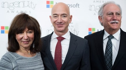 Phản ứng bất ngờ của bố tỷ phú Amazon khi thấy con trai làm chuyện 