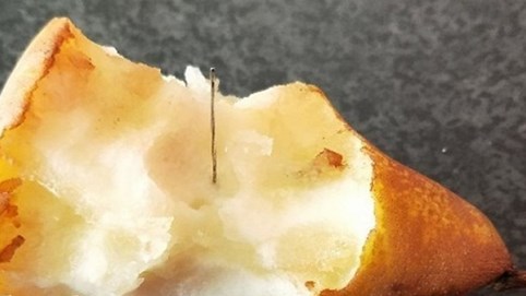 Sau vụ nhét kim vào dâu tây, lại phát hiện kim khâu trong quả lê tại Australia