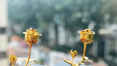 Quà tặng phụ nữ 20/10: Hoa hồng mạ vàng 3 in 1 “hút” chị em công sở