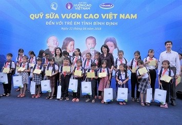 Quỹ Sữa vươn cao Việt Nam và Vinamilk tiếp tục trao sữa cho trẻ em tỉnh Bình Định
