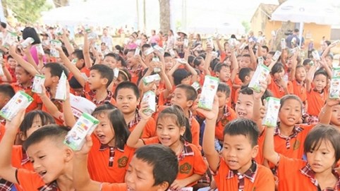 Quỹ sữa Vươn cao Việt Nam và Vinamilk trao tặng hơn 44.700 ly sữa cho trẻ em Hưng Yên