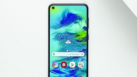 Samsung ra smartphone giá thấp có màn hình đục lỗ, 3 camera