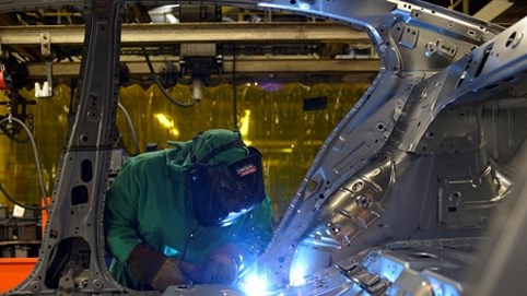 Sản lượng sản xuất của Mỹ giảm lớn nhất kể từ năm 1946