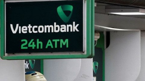 Sau 2 tháng tạm ngưng theo chỉ đạo của NHNN, Vietcombank lại tăng phí rút tiền ATM nội mạng theo kế hoạch ban đầu