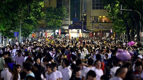 Sẽ cấm mang chó mèo vào phố đi bộ hồ Gươm