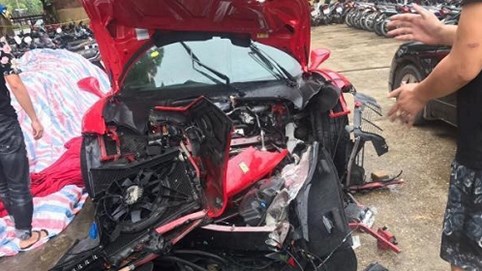 Siêu xe Ferrari 488 GTB của ca sĩ Tuấn Hưng gặp nạn
