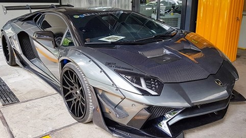 Siêu xe Lamborghini Aventador độ thân rộng chính hãng đầu tiên VN