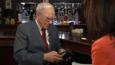 Sở hữu 45 tỷ USD cổ phiếu Apple, nhưng Warren Buffett lại đang dùng chiếc Samsung 20 USD