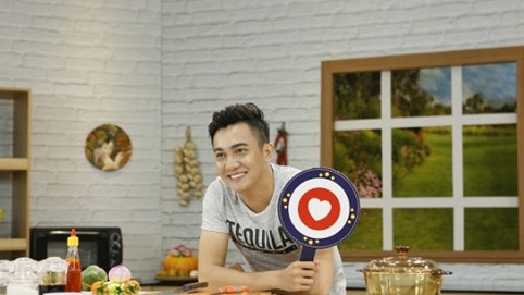 “Soái ca” Nguyên Bảo đốn tim fan girl khi vào bếp