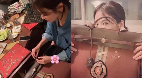 Song Hye Kyo thiết kế túi xách gắn tên của Song Joong Ki