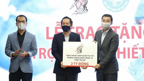 Sting ủng hộ 2 tỷ đồng mua trang thiết bị y tế phòng, chống dịch Covid-19