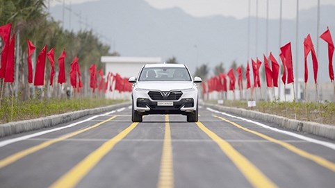 SUV VinFast đầu tiên lăn bánh khỏi dây chuyền lắp ráp ở Việt Nam, bắt đầu xuống đường chạy thử nghiệm